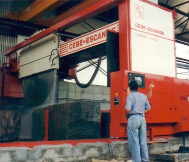 Machine pour le sciage du granit pouvant se déplacer sur un, ou plusieurs postes de travail machine entièrement automatique.