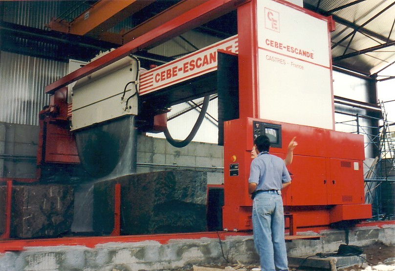 Machine pour le sciage du granit pouvant se déplacer sur un, ou plusieurs postes de travail machine entièrement automatique.